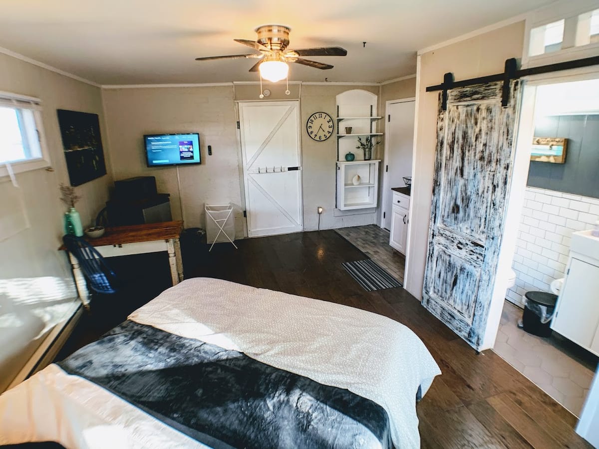 Liberty private studio and bathroomm, Kansas City