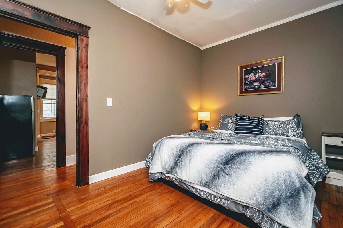 Private room in gorgeous mansion, Kansas City