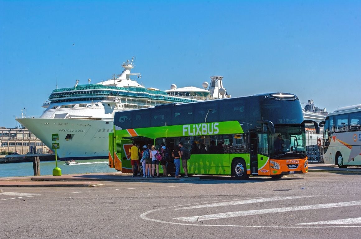 Flixbus with boarding passengers