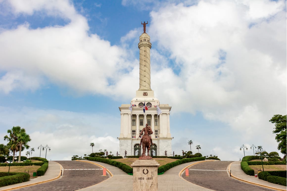 an old monument in the middle of two streets in Santiago de los Caballeros, 