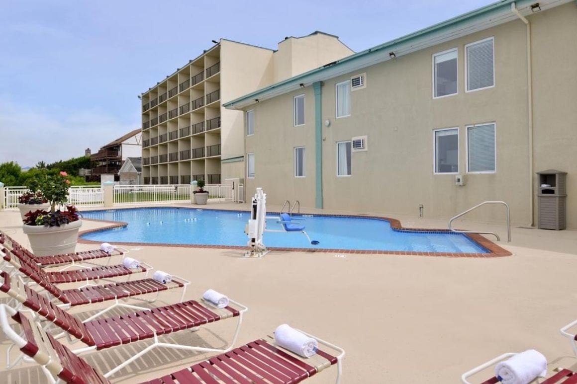 Best Western Plus Holiday Sands Inn & Suites