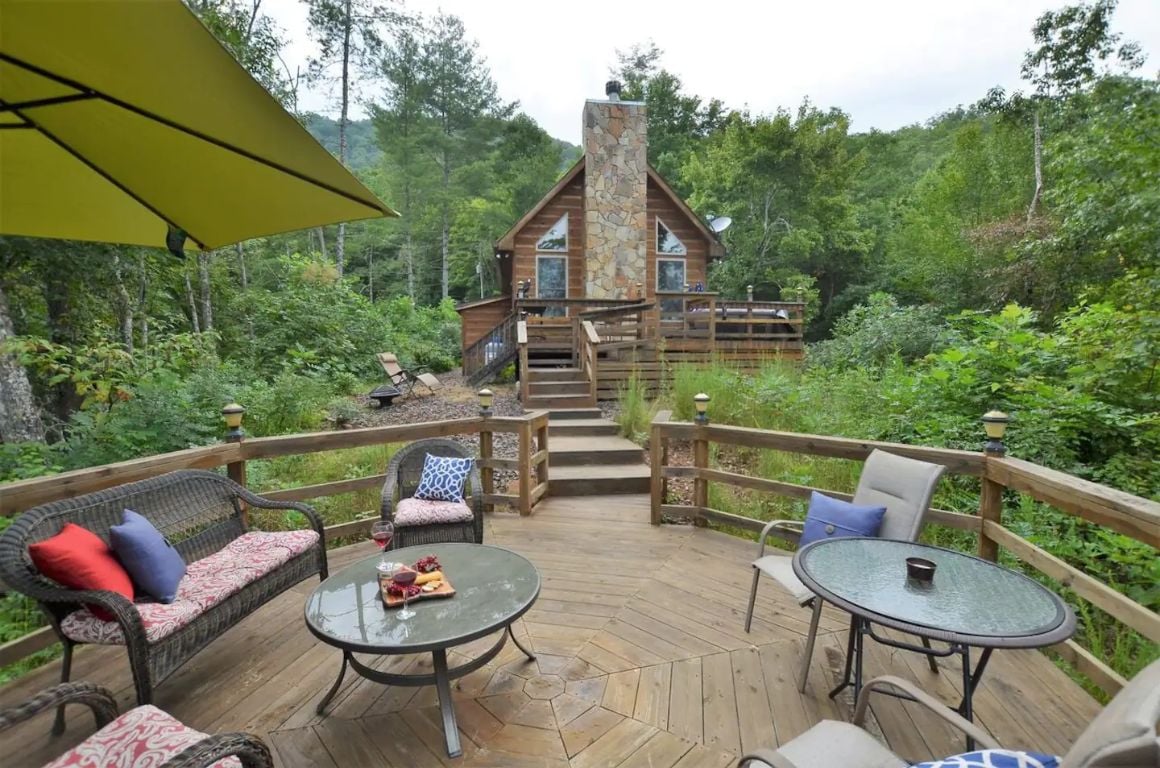 Cozy Creekside Cabin, North Carolina