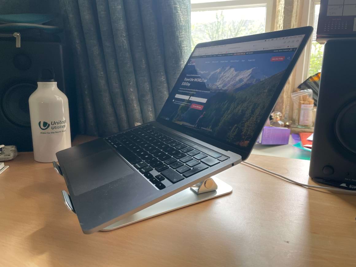 desire2 laptop stand