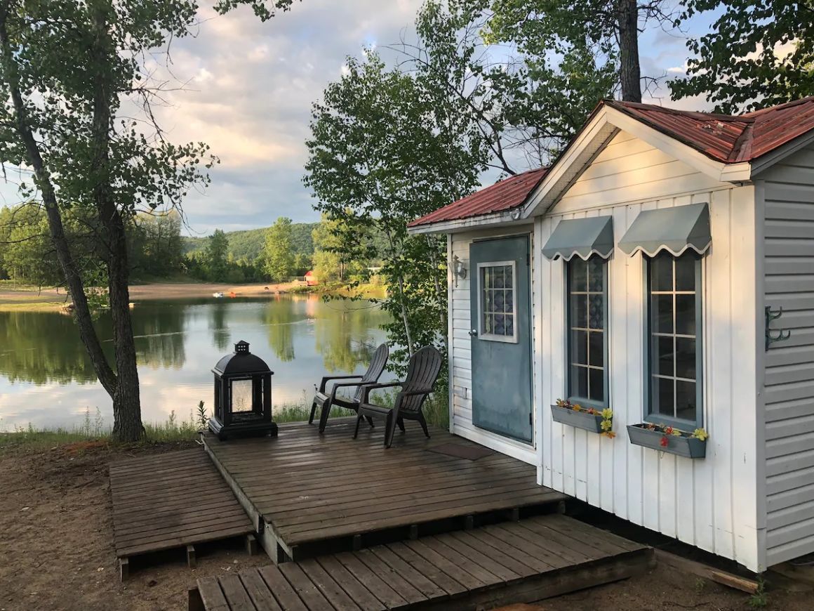 Cabin for two on a private lake Ottawa