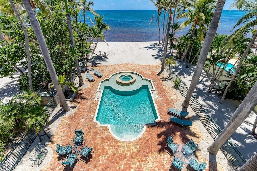 Beachfront house with Huge Saltwater Pool
