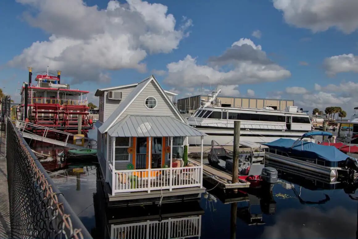 Quaint Floating Houseboat Home for 2