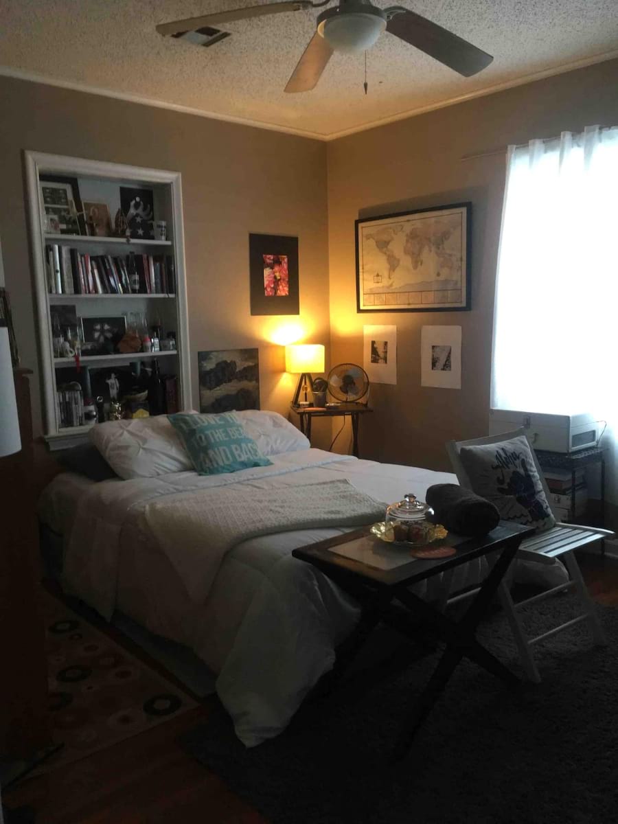 Quaint and Cozy Midtown Room