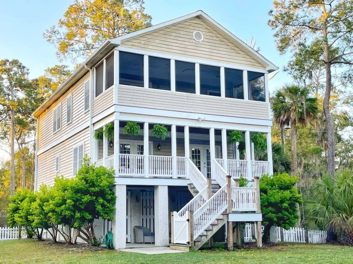 Coastal 4 Bed Home with Jacuzzi