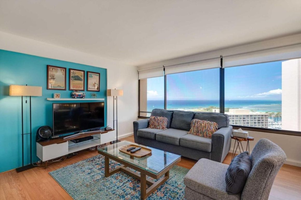 High-Rise 1 Bed Condo with Ocean Views