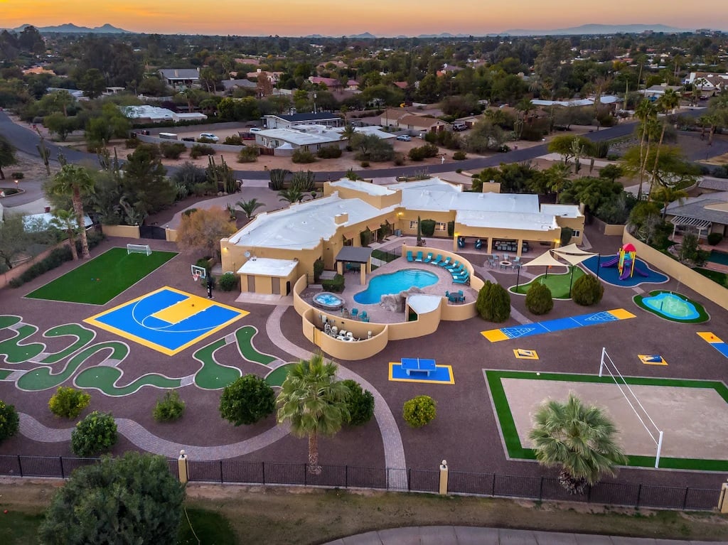 Luxury 6 Bed Estate with Games and Pools Phoenix