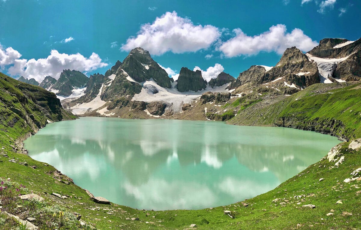 emerald chitta katha lake trekking in pakistan
