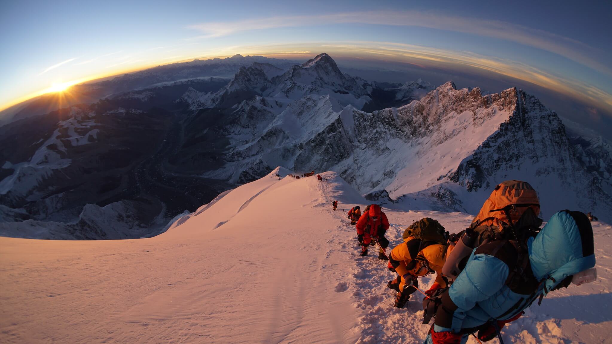 A long line of hikers attempting to summit Mount Everest
