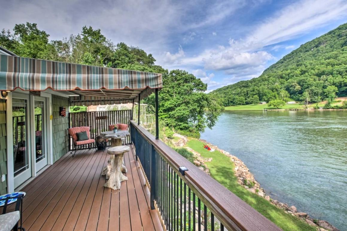 1 Bed River Cabin with Jacuzzi