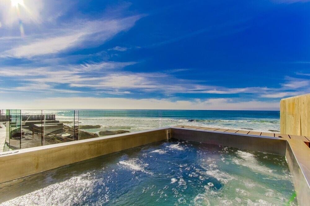 A Jacuzzi With a View to Die For