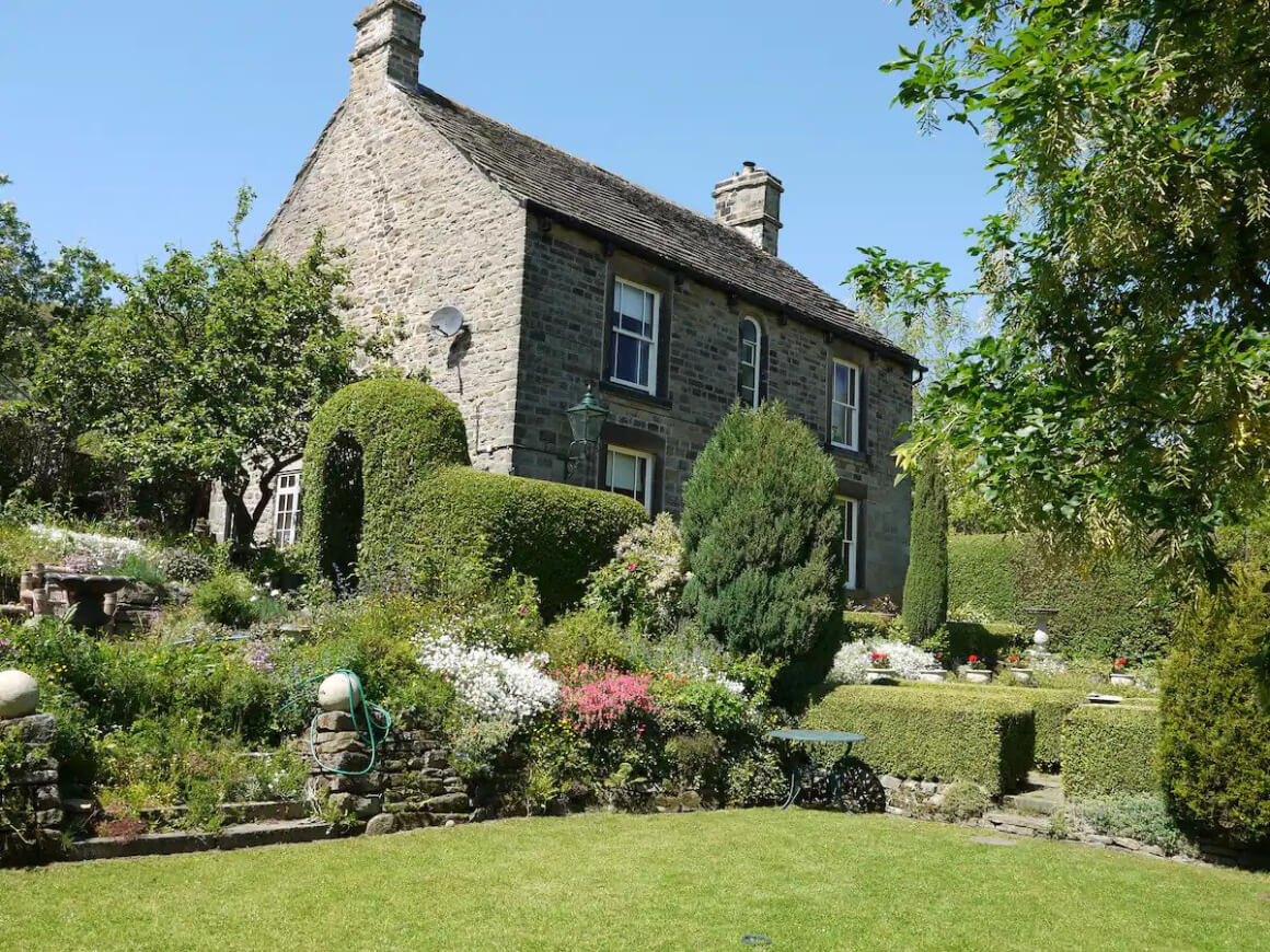 Antique Style Lodge with Gardens