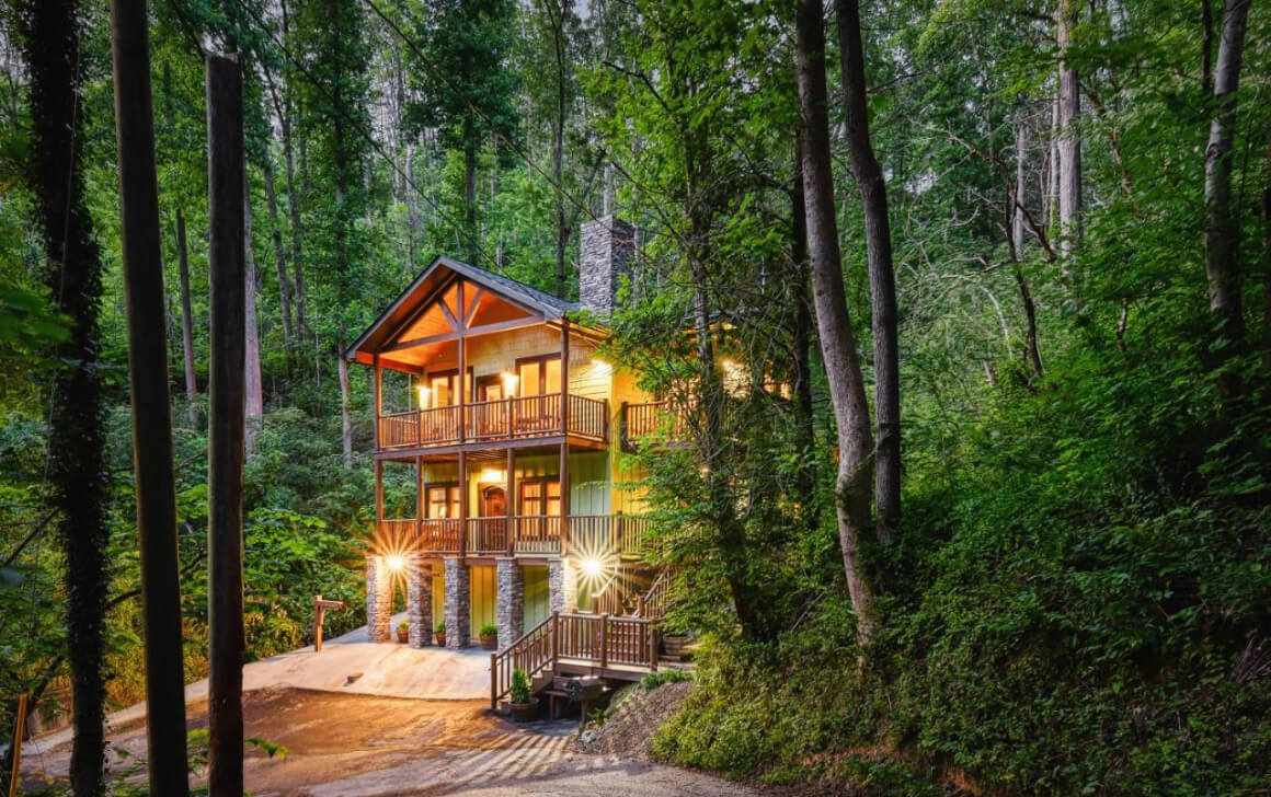 Bright 5 Bed Cabin with Jacuzzi