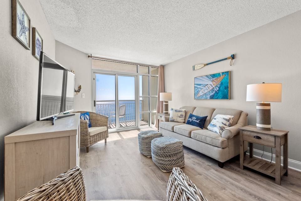 Coastal Themed 2 Bed Corner Condo