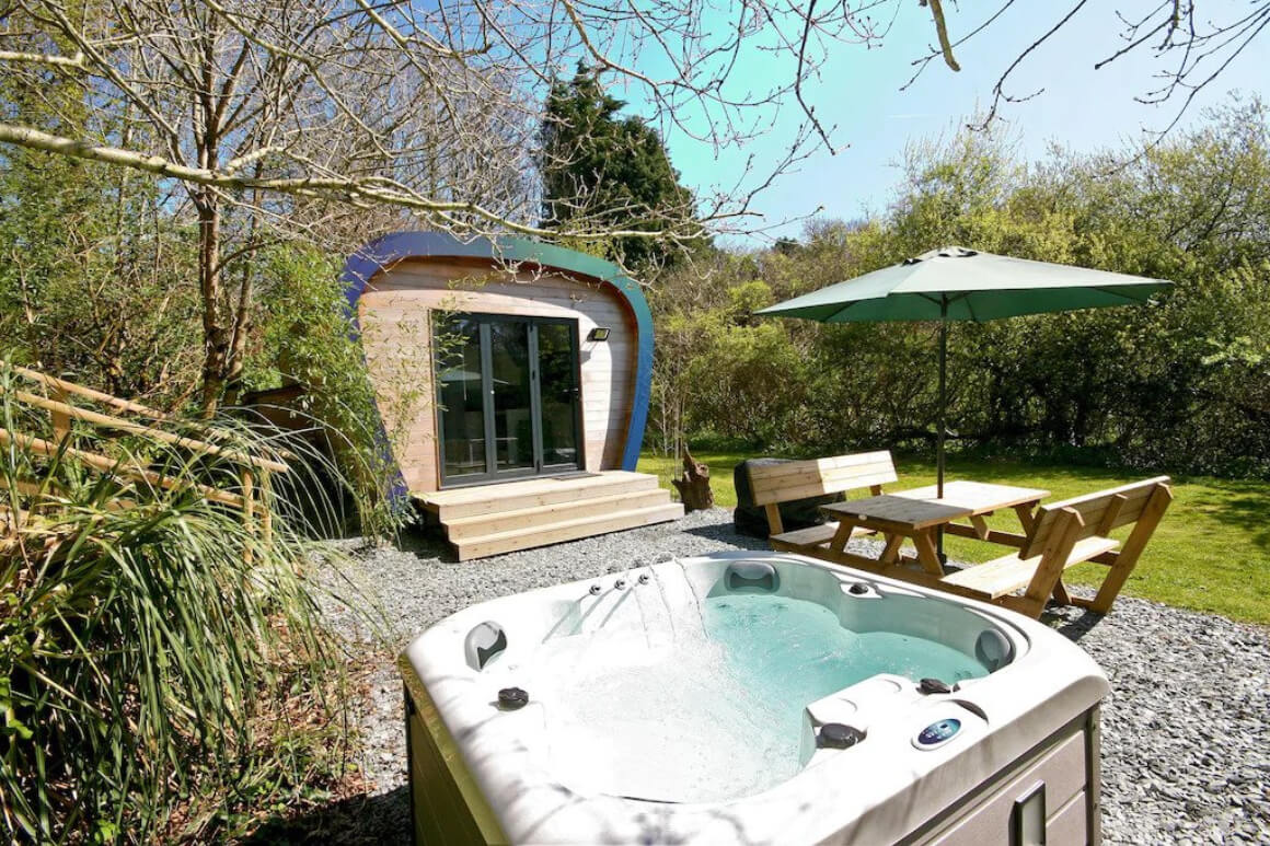 Contemporary Pod Studio with Jacuzzi