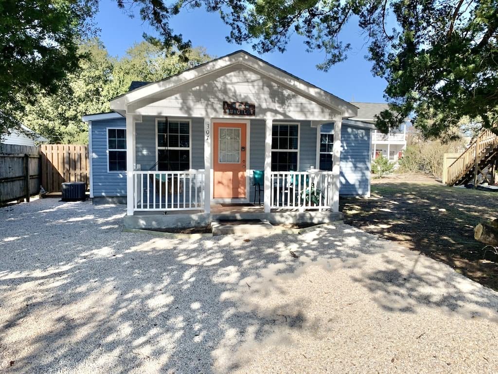 Cozy 3 Bed Bungalow with Jacuzzi Deck