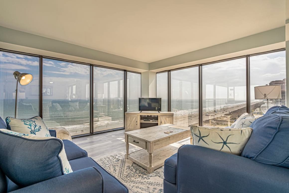 Modern 3 Bed Corner Condo with Ocean Views