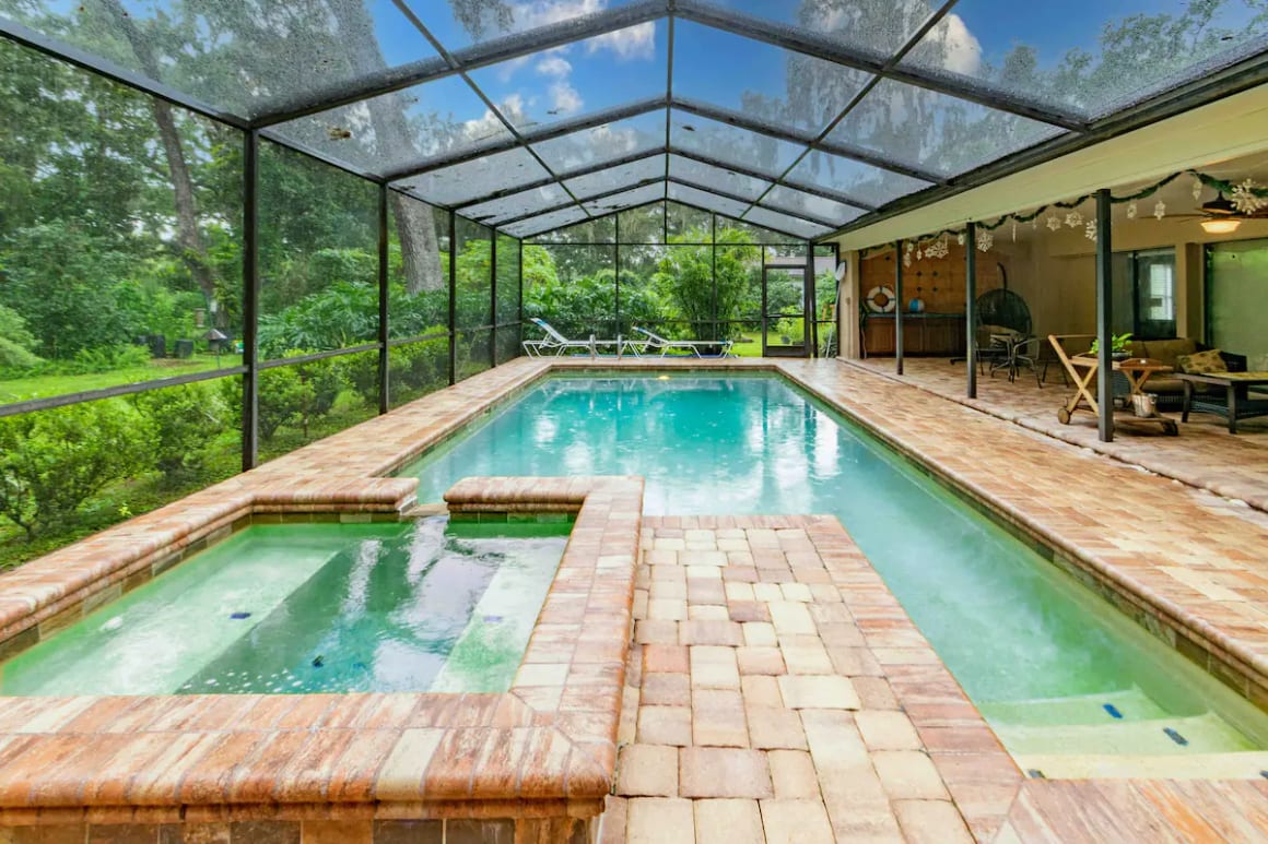 Tropical 4 Bed Home with Covered Pool