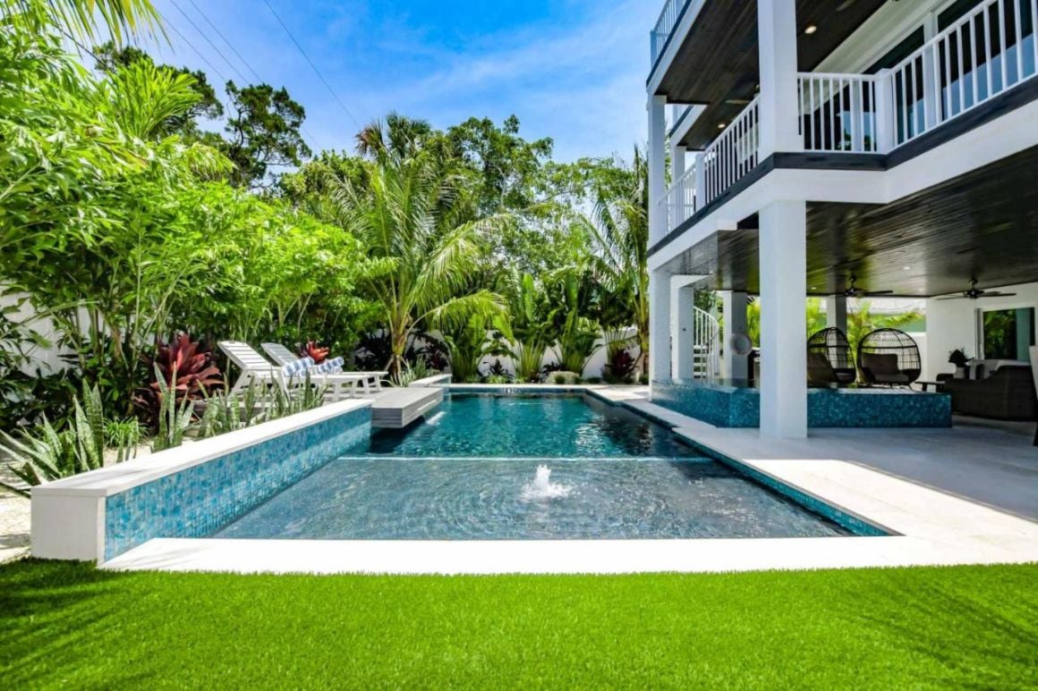 Beautiful 7 Bed Beach House with Jungle Plants Sarasota