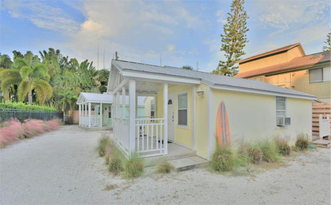 Charming 1 Bed Beach Cottage with Balcony Sarasota