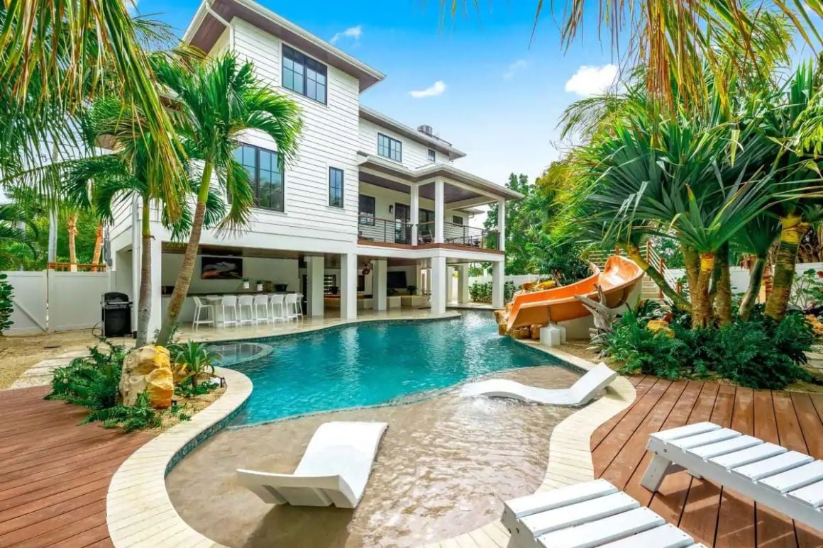 Classy 7 bed Beach House with Pool Slide Sarasota