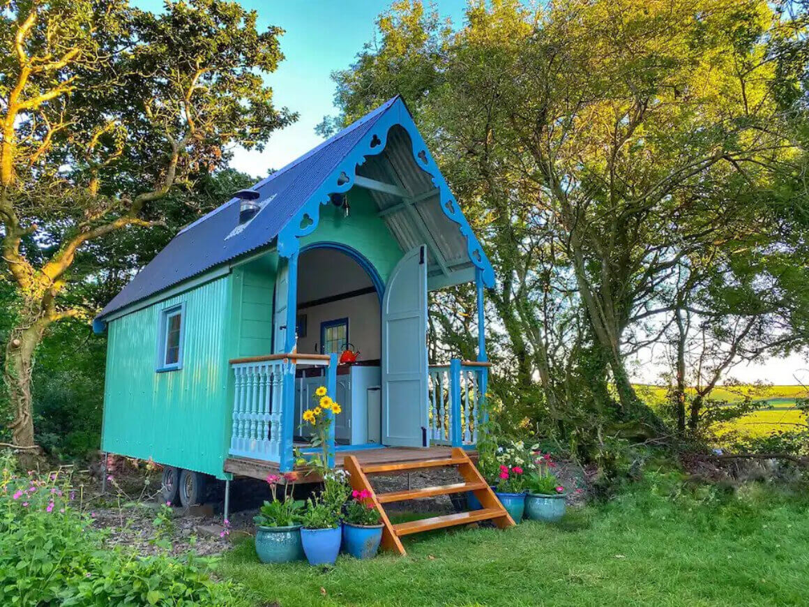 Colorful Shepherds Hut Studio with Jacuzzi