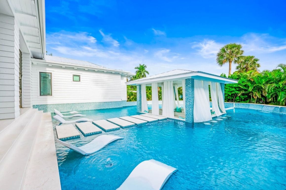 Extravagant 8 Bed Mansion with Island Pool Sarasota