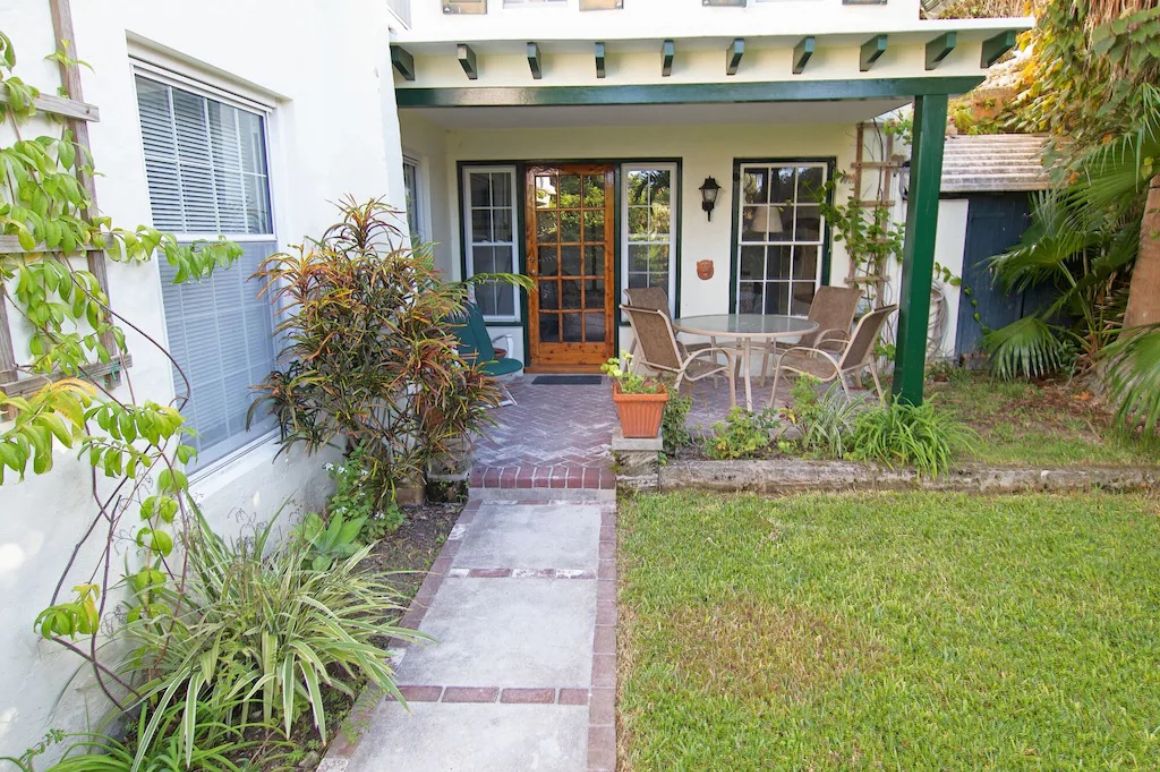 Historic 2 Bed Apartment with Porch Bermuda