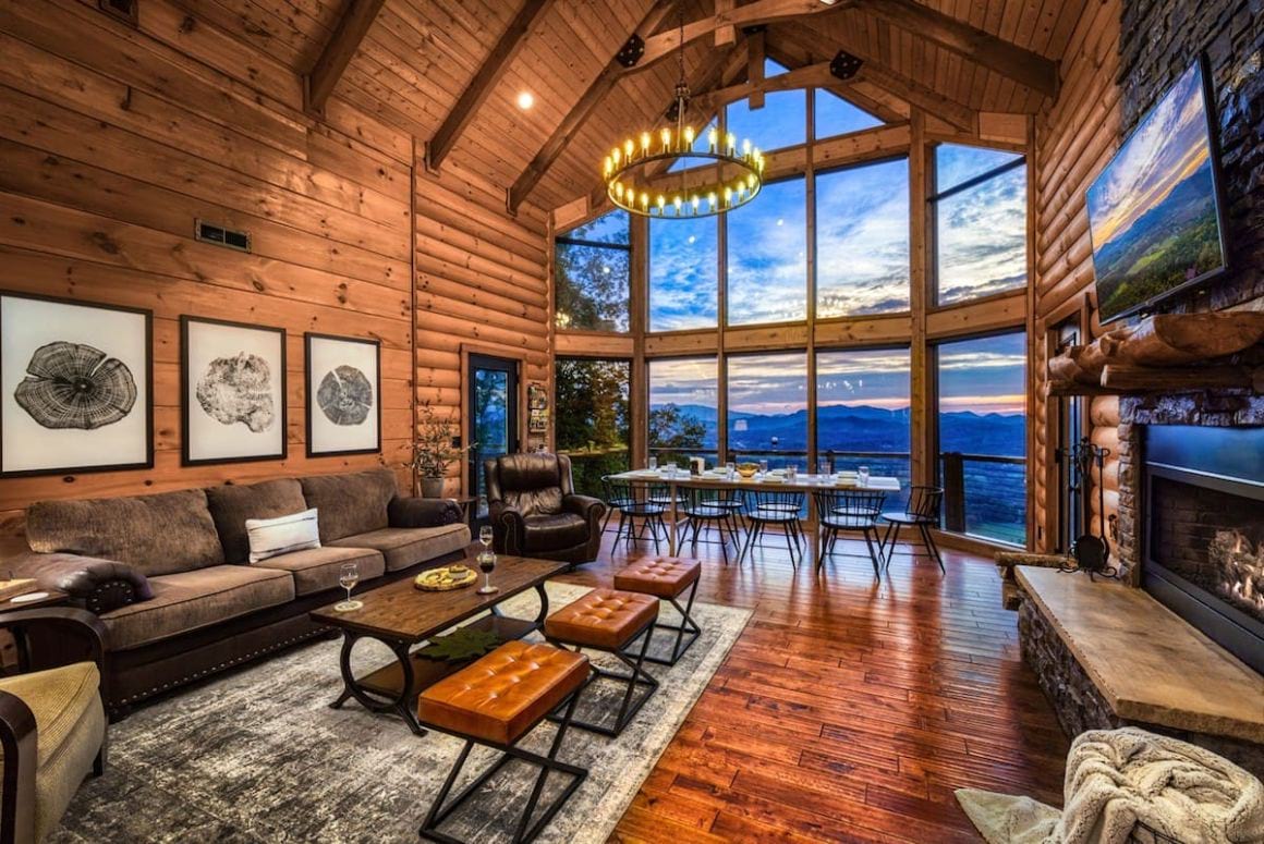Opulent 3 Bed Cabin with Mountain Views