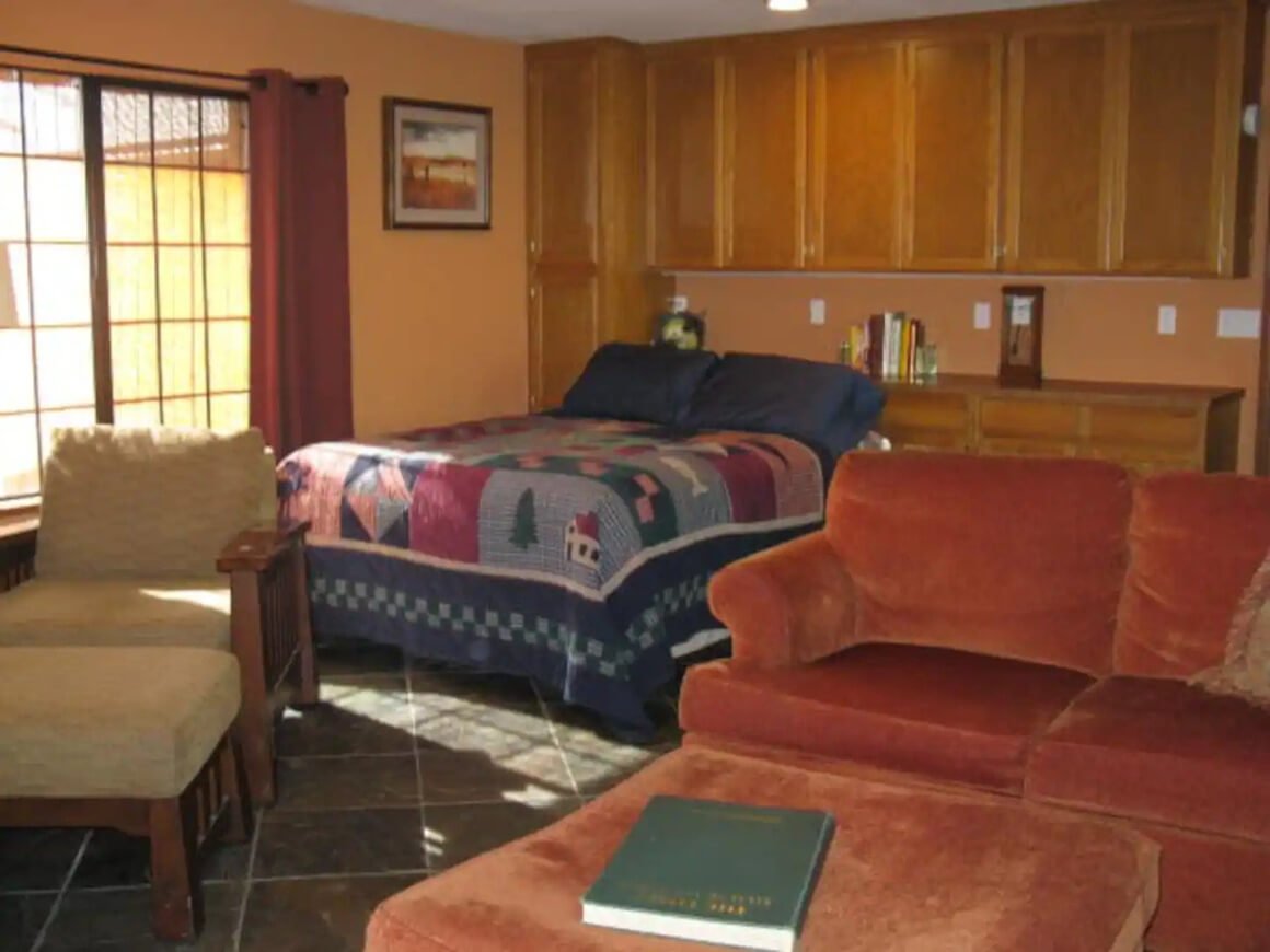 Private room in a residential home in Mariposa with free parking