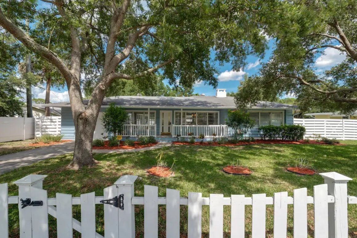 Quaint 2 Bed Cottage with Lush Garden Sarasota