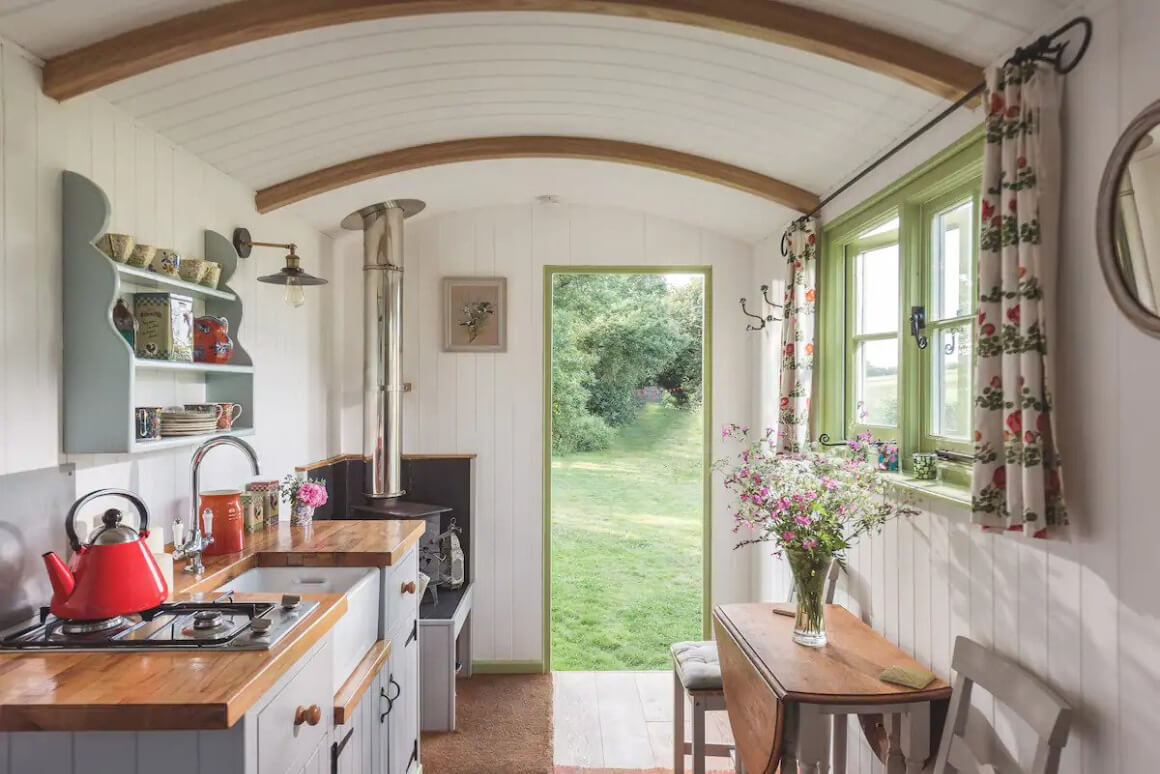 Quaint Shepherds Cottage with Fireplace