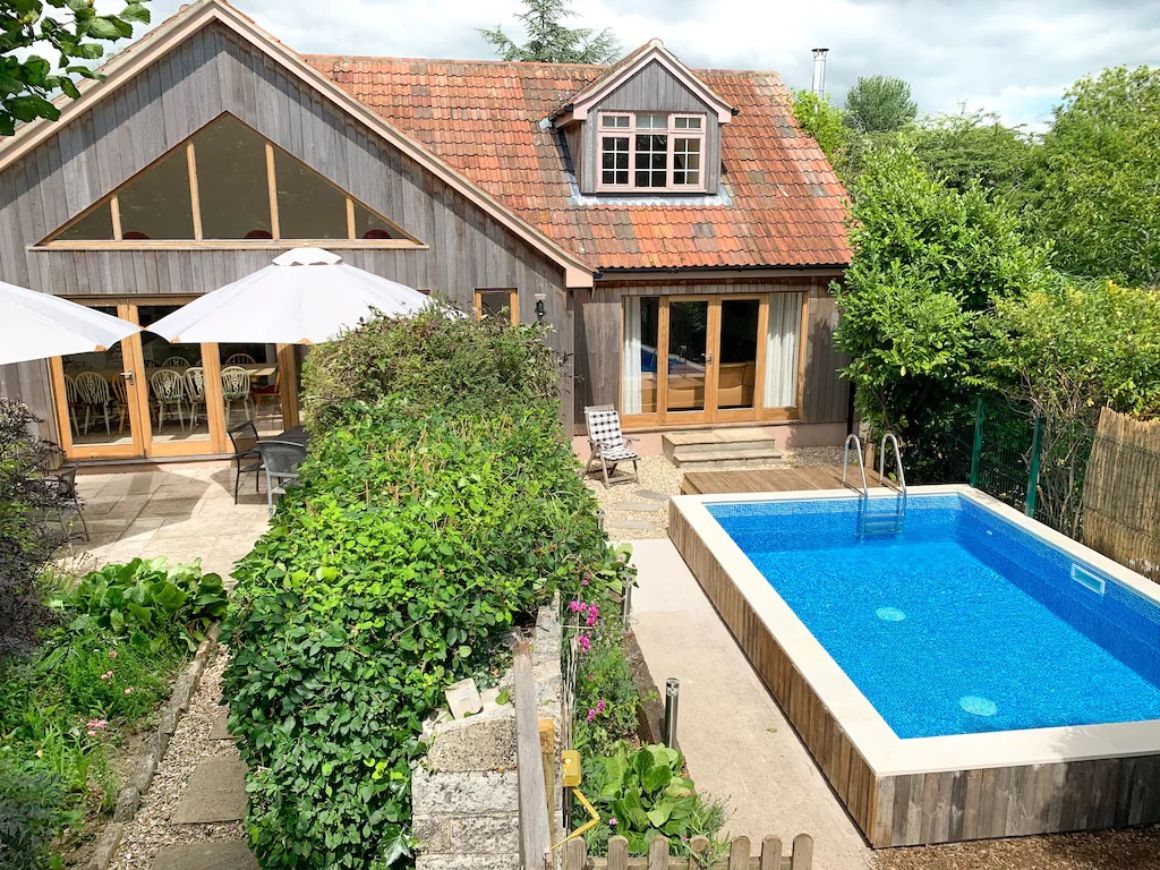 Stylish 6 Bed Estate with Pool and Games Room UK