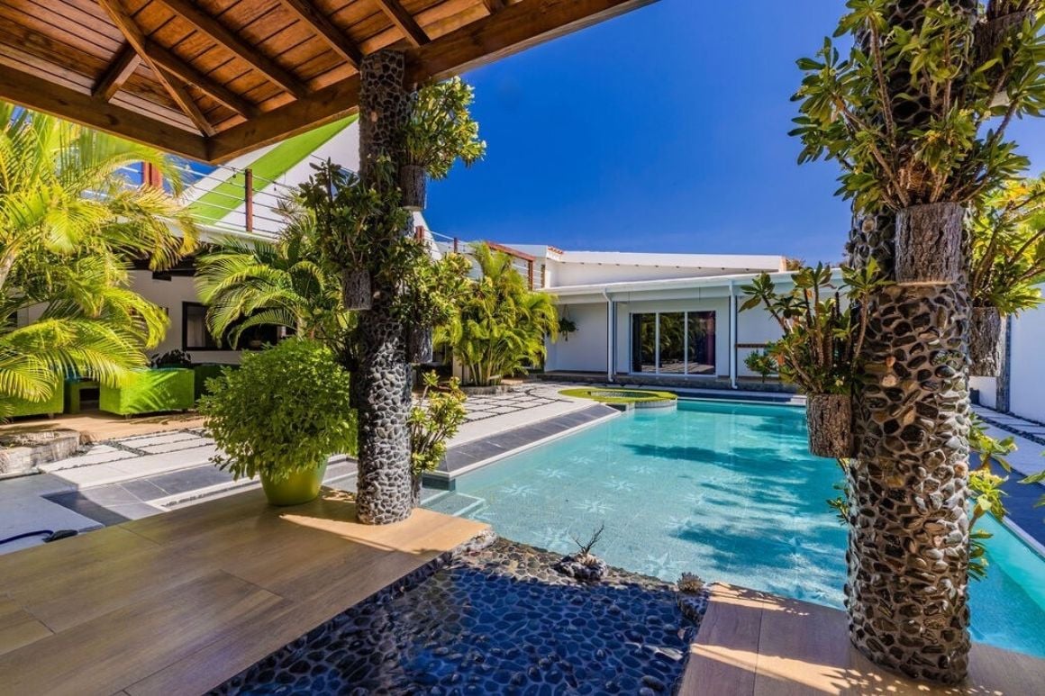 Trendy 5 Bed Villa with Jacuzzi and Pool Aruba