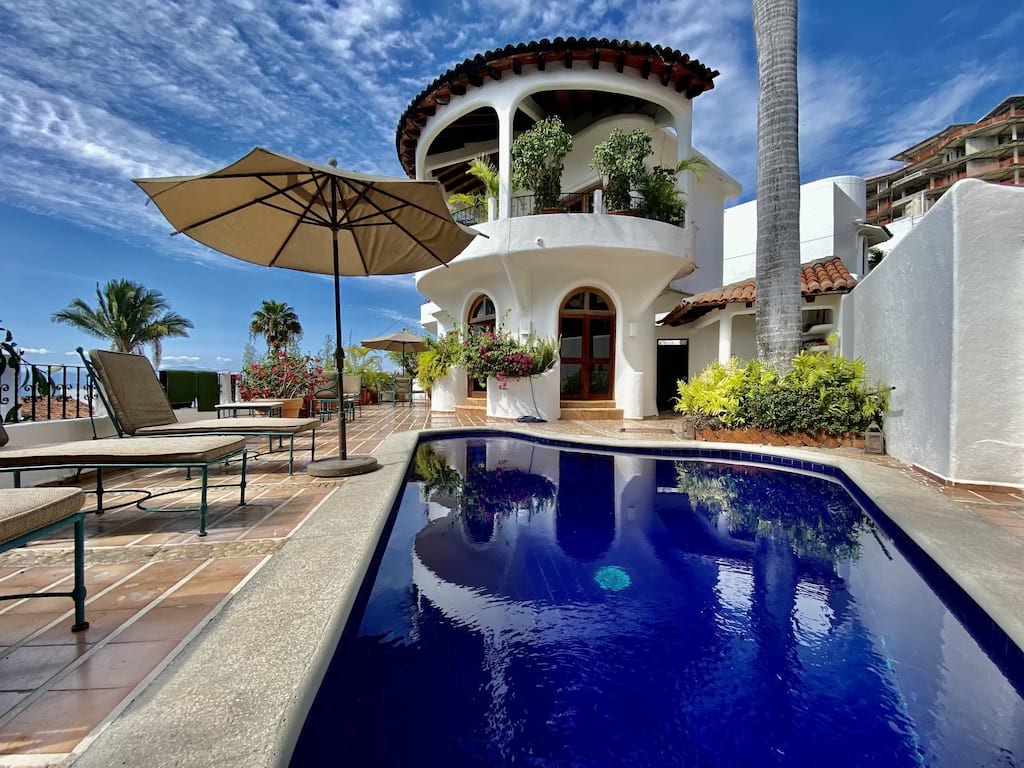 Luxurious 2 Bed Hacienda with Pool Deck