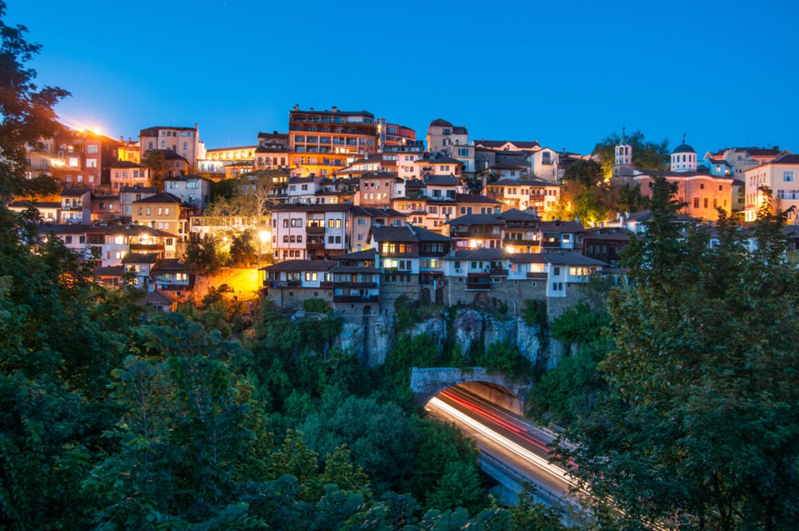 veliko tarnovo's houses on the hill at night