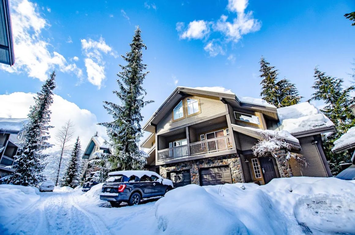Homey 4 Bed Cabin with Jacuzzi Whistler