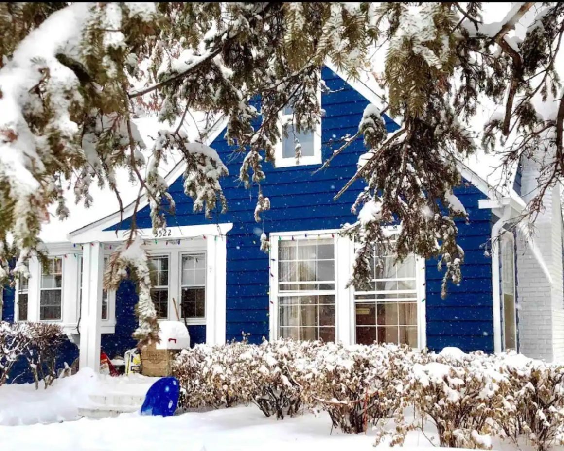 Cozy Cape Cod Style BnB with Hot Tub, Minnesota