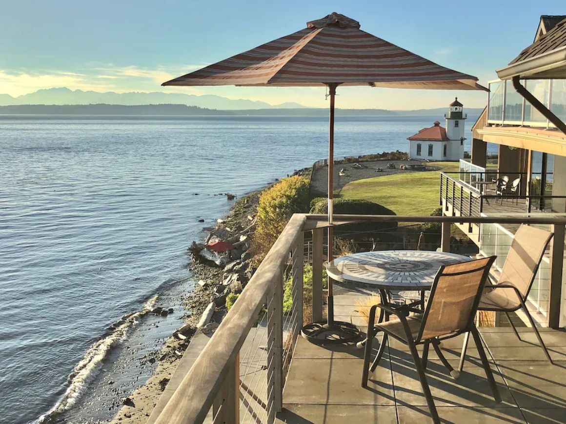 Cozy 2 Bed Waterfront Condo with Ocean Views, Seattle