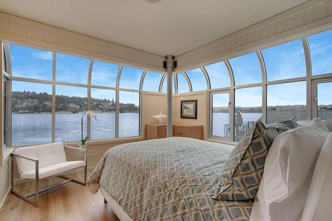 Modern 3 Bed Houseboat with Jacuzzi, Seattle