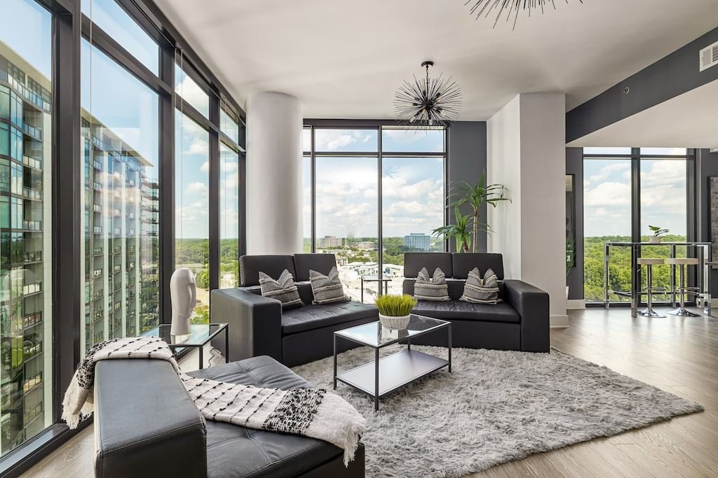 Sleek 2 Bed Corner Condo with City Views