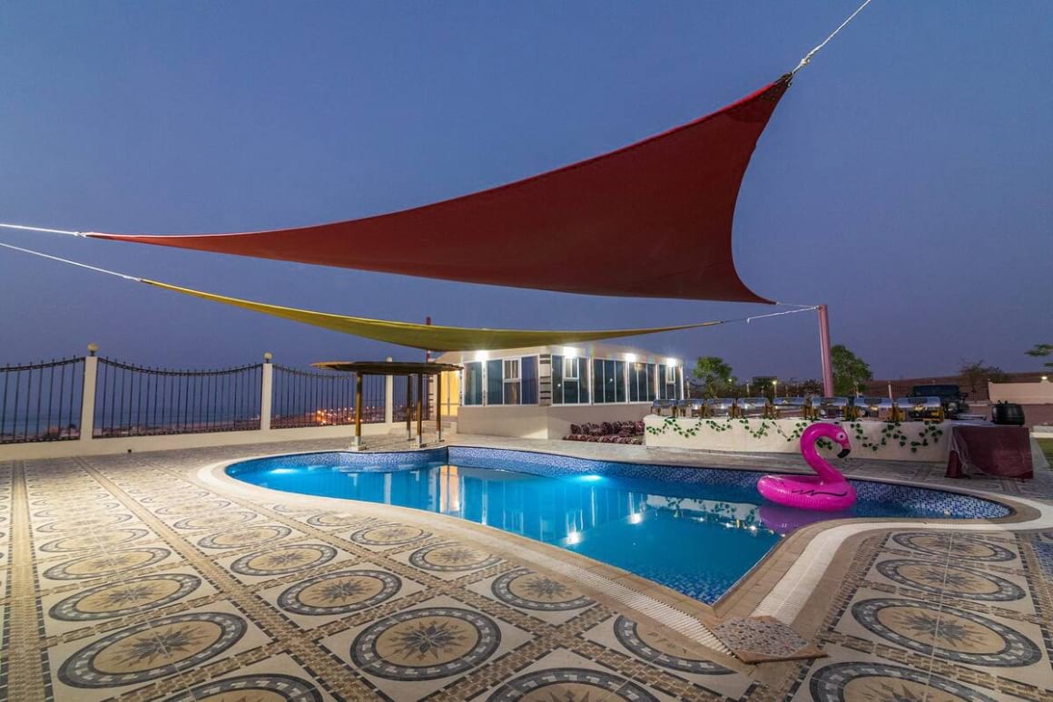 Spacious villa with pool overlooking the sea