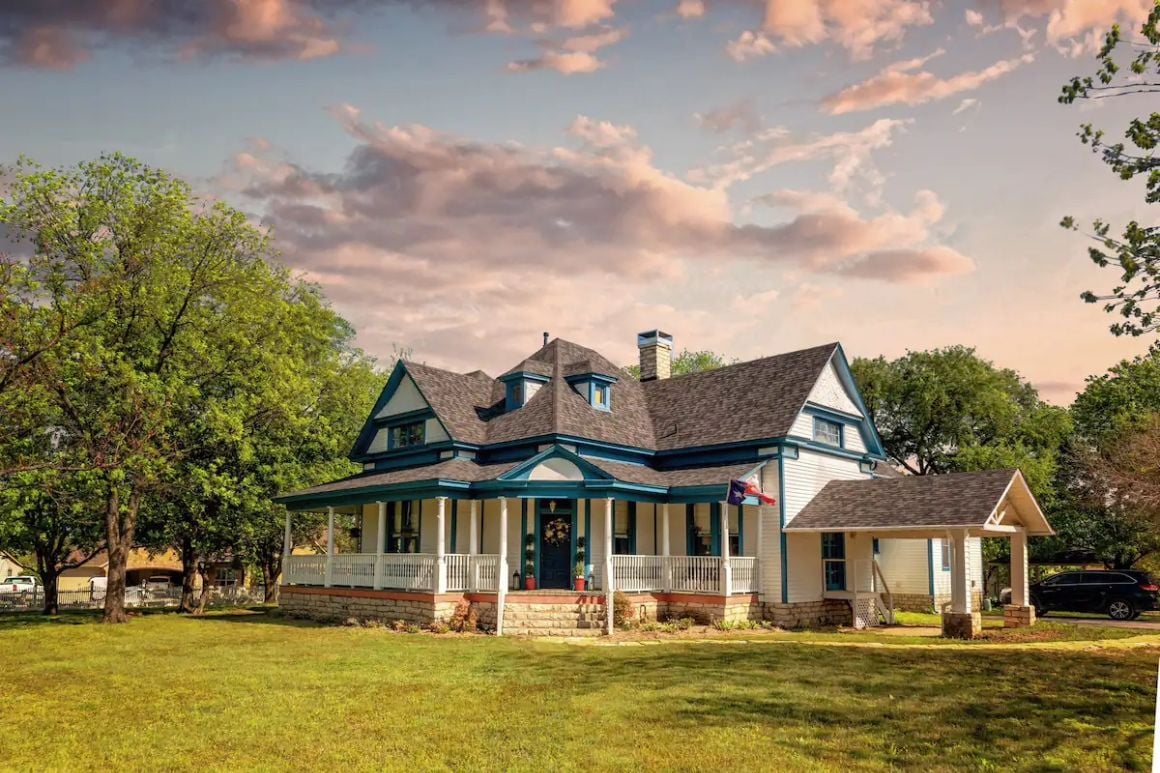 1890s Farmhouse BnB with Lake and Private Chef, Texas