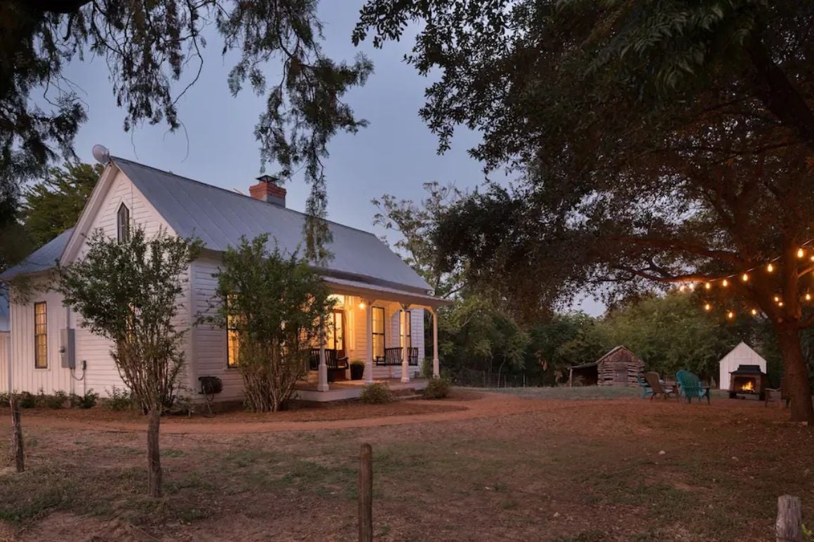 Detached Bungalow with Kitchen and Sun Room, Texas