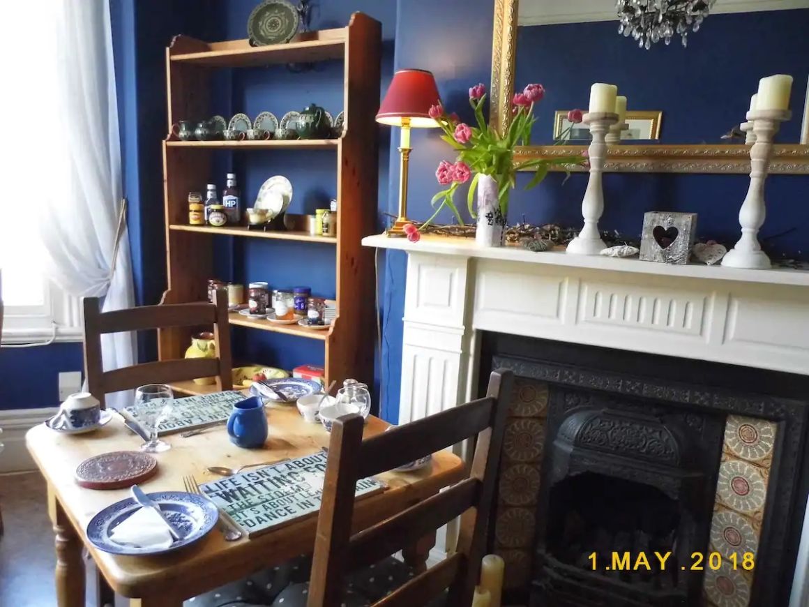 Cozy Traditional BnB with Antique Furniture, York