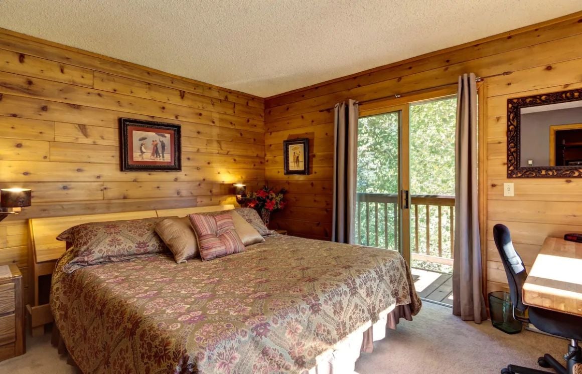 West Vail BnB with Jacuzzi and Breakfast, Colorado