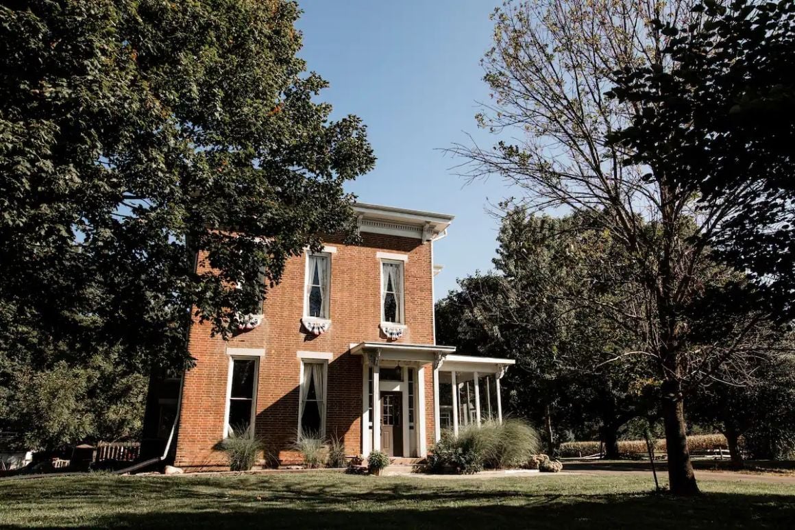 Perfectly Preserved 4 Room Italianate BnB, Indiana